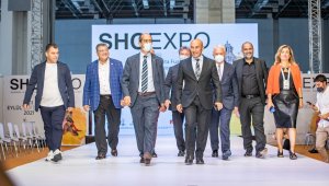 Orman yangınları mağdurlarına yardım için podyuma çıktılar