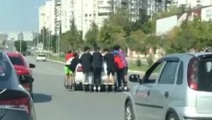 Otomobile tutunan patenli 7 genç yürekleri ağza getirdi