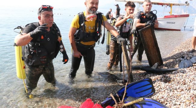Dünyaca ünlü sahilden çıkanlar çöpdağı oluşturdu