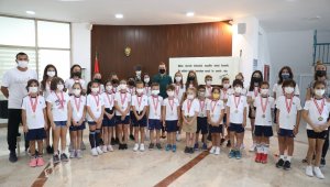 Rektör Hotar, minik öğrencilerin sevincine ortak oldu