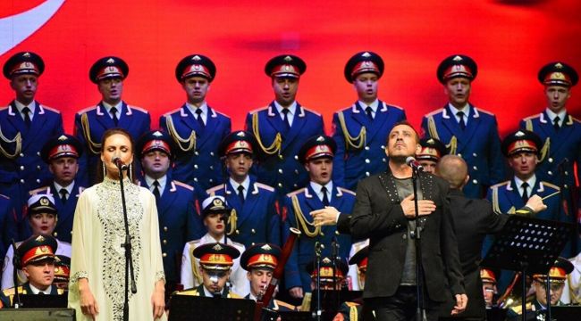 Rus Kızılordu Korosu'ndan İzmir Marşı