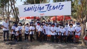  "Sahilim Temiz" projesi ile 400 kişi Foça İngiliz Burnu'nu temizledi