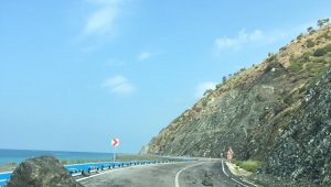 Samandağ-Arsuz yolu düşen kayalarla kapandı