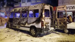 Seyir halindeki minibüs alev alev yandı