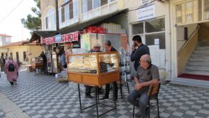 Simit satar gibi sokakta altın bilezik satıyor!