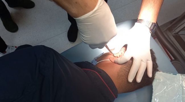 Sınavda maskesine kamera, kulağına böcek yerleştirdi