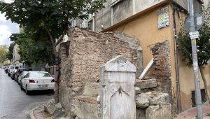 Sokak aralarında kalmış tarihi çeşmeler harap durumda