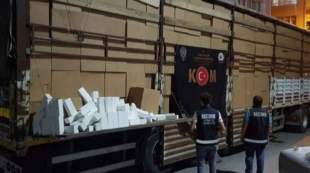 Şüpheli TIR'dan 9 milyon makaron çıktı!