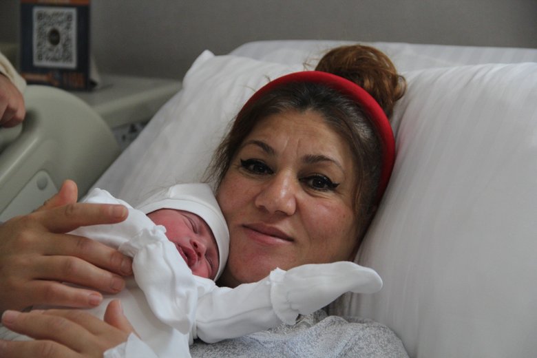 Trafikte doğum sancısı tutan kadını hastaneye polis yetiştirdi