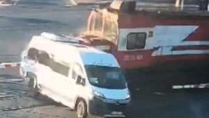 Trenle çarpışan işçi servisinin görüntüleri
