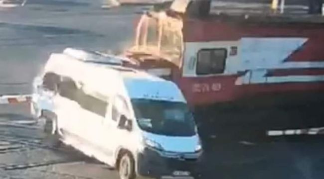 Trenle çarpışan işçi servisinin görüntüleri