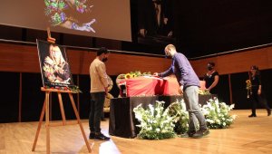 Ünlü oyuncuların hocası Hülya Nutku'ya 'günebakanlı' veda