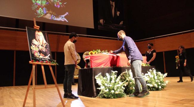 Ünlü oyuncuların hocası Hülya Nutku'ya 'günebakanlı' veda