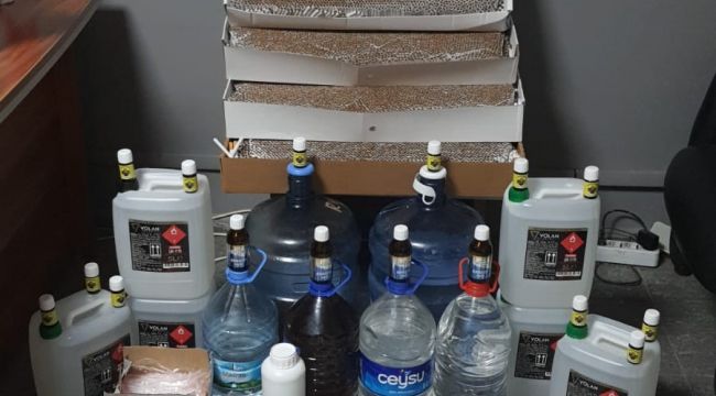 Urla'da zehir tacirlerinin evlerine baskın
