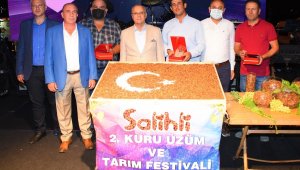 Üzümler yarıştı, sahipleri altın kazandı