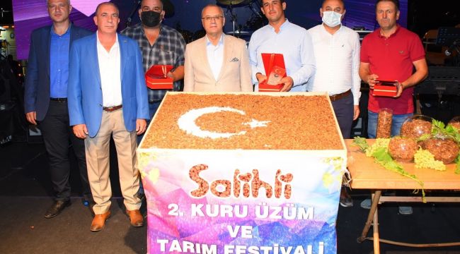 Üzümler yarıştı, sahipleri altın kazandı