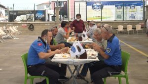 Yakaladığı 200 kiloluk orkinosla ziyafet çekti