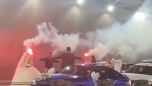 Yolu trafiğe kapatıp çiftetelli oynadılar