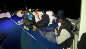 Yunanistan'ın geri ittiği 5 düzensiz göçmen Çeşme'de kurtarıldı