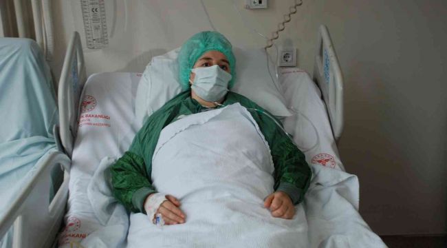 10 gün uyutulan genç hamile aşı olmadığına pişman oldu