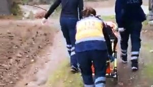 112 ekipleri evine yol olmayan hastayı ambulansa ulaştırdı