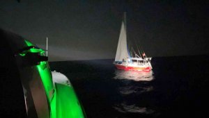 26 göçmen yelkenli teknede yakalandı