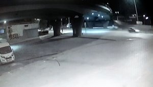 3 kişiye mezar olan lüks otomobil beton ayağa çarpınca kağıt gibi ezildi