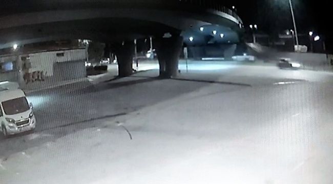 3 kişiye mezar olan lüks otomobil beton ayağa çarpınca kağıt gibi ezildi