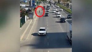 4 şeritli otoyolda canını hiçe saydı