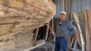 61 yıldır Foça'da tekne tamir ediyor