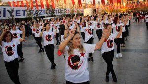 98 kadın, Cumhuriyeti zeybek oynayarak kutladı