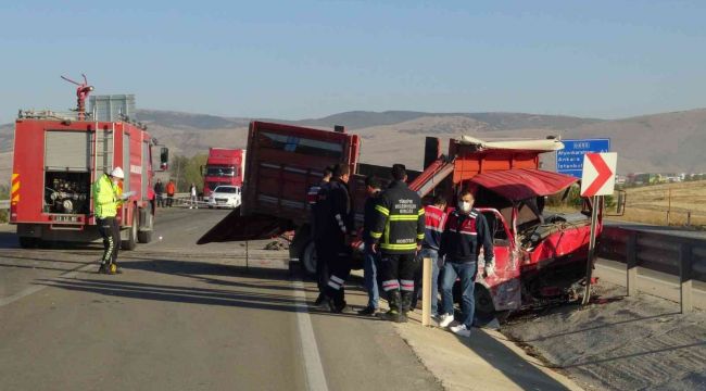Afyonkarahisar'da feci kaza: 3 ölü, 1 yaralı