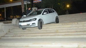 Alkollü kadın sürücü yolun bittiğini anlamadı 