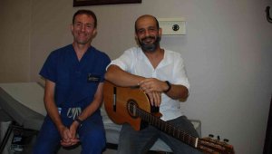 Ameliyattan sonra gitar çalarak doktoruna resital verdi