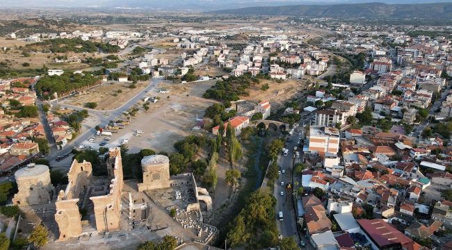 Bergama'da antik kentin antik deresi yeniden ortaya çıkarılıyor