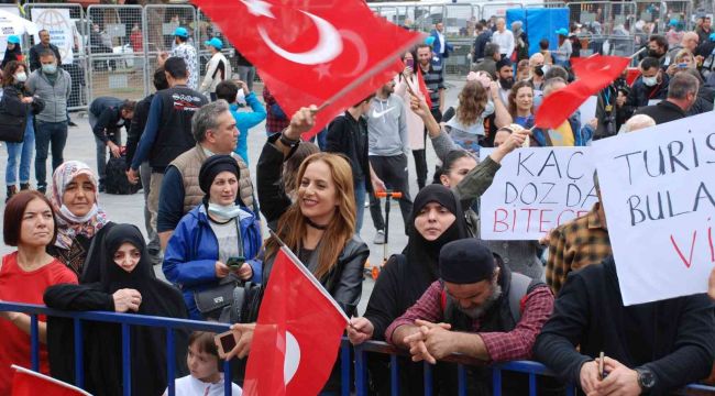 Aşı karşıtları İzmir'de tüm kuralları çiğnedi