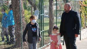 Ayda ve ailesi birbirine tutundu