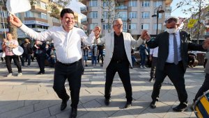 Başkan ve milletvekilleri halayda