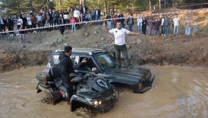 Başkan Yavaş'ın çamura saplanan aracı kurtarıldı