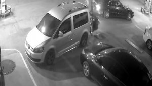 Bayan motosiklet sürücüsü önüne bindirdiği çocukla arabaya çarptı