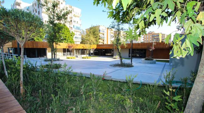 Bayraklı Ressamlar Sokağı yenilendi 