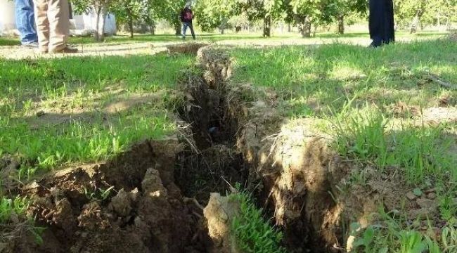 Bu ilçe korku içinde! Çatlaklar oluştu