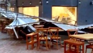 Çatılar uçtu, ağaçlar devrildi