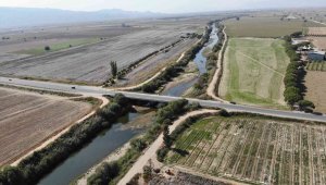 Çiftçiler, kuraklıktan etkilenen Menderes'ten sulama yapamıyor