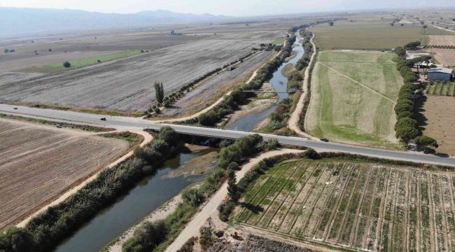 Çiftçiler, kuraklıktan etkilenen Menderes'ten sulama yapamıyor