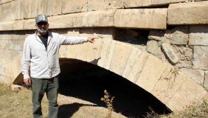 Define avcılarının hedefi olan tarihi köprüde yıkılma tehlikesi 