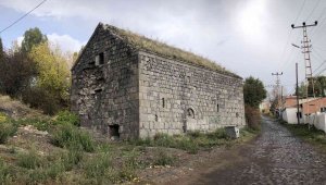 Defineciler 100 yıllık kiliseyi talan etti