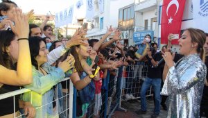 Demet Akalın'dan yangın bölgesinde konser