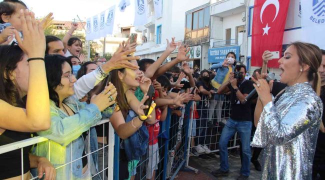 Demet Akalın'dan yangın bölgesinde konser