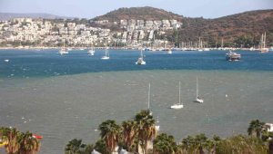 Deniz rengi değişen Bodrum'da, fırtınanın hızı 70 kilometreye ulaştı